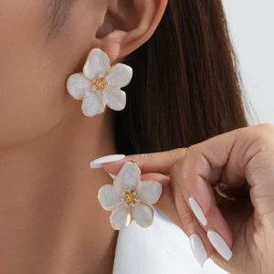 Green White Enamel Flower Shaped Stud Earrings for Women Vintage Temperament Alloy Earrings Female Party Daily Jewelry